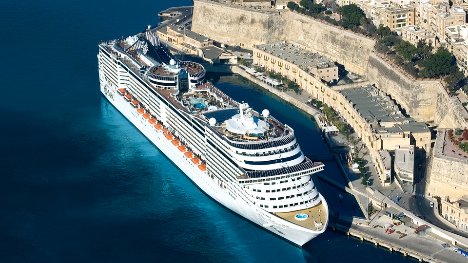 Kreuzfahrtschiff im Mittelmeer vor Barcelona bei Sonnenschein