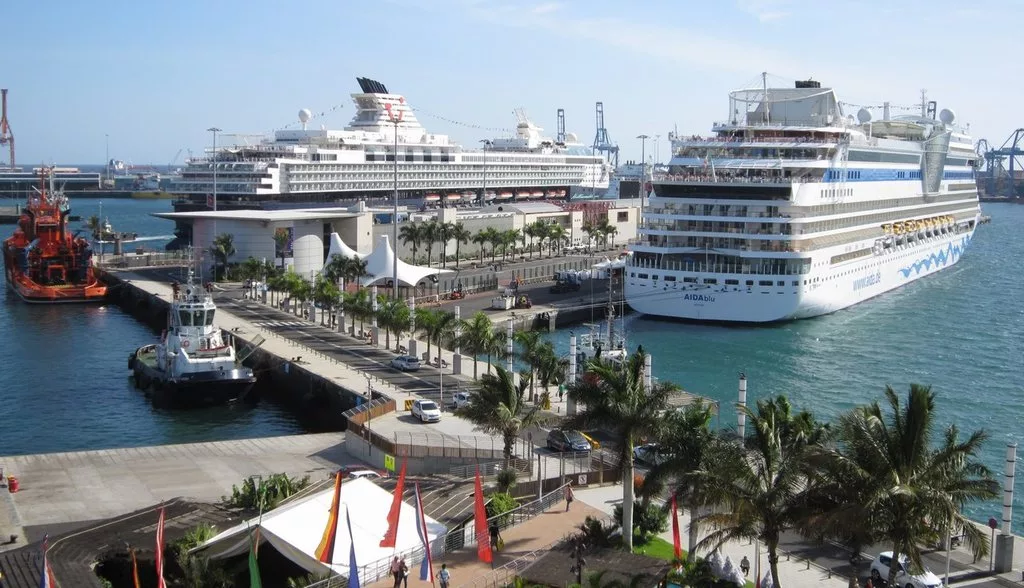 Kreuzfahrtschiff vor der vulkanischen Küste der Kanarischen Inseln